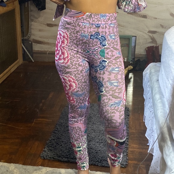 Banjul Lotus Floral Set - Picture 3 of 10